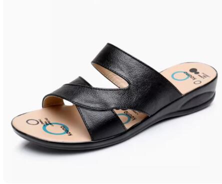Genuine leather sandals and slippers are anti-skid for middle-aged and elderly people, fashionable for wearing flat bottomed lar