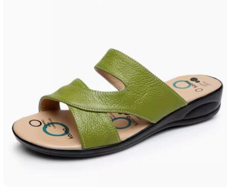 Genuine leather sandals and slippers are anti-skid for middle-aged and elderly people, fashionable for wearing flat bottomed lar
